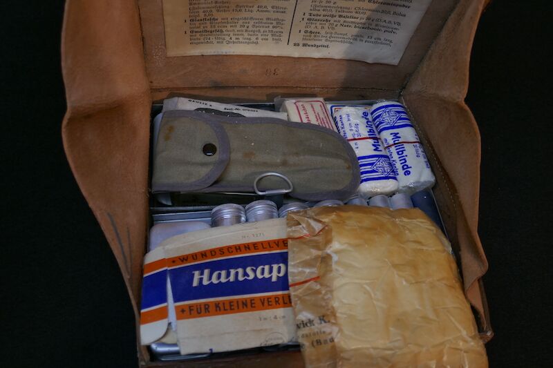 Original WWII German Luftschutz Medical Kit - Complete with Contents (US SALES ONLY) - Image 11