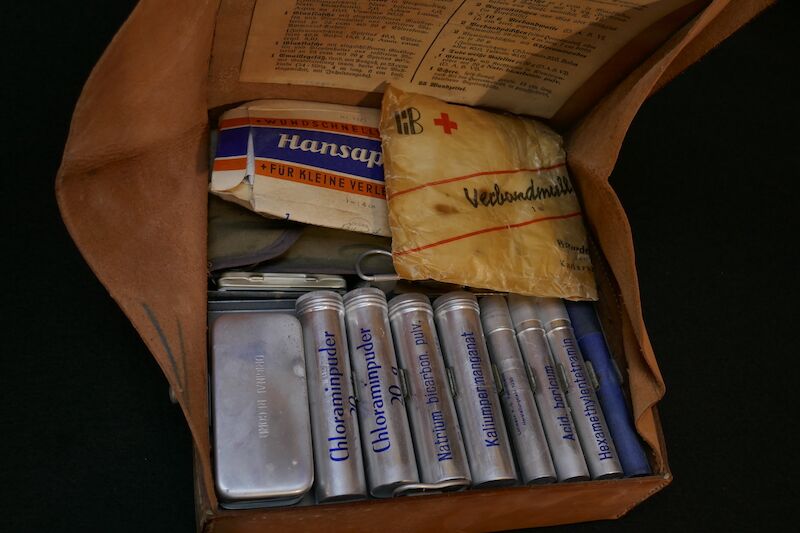 Original WWII German Luftschutz Medical Kit - Complete with Contents (US SALES ONLY) - Image 16